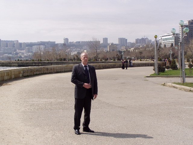 Reinhard Brandt auf der Uferpromenade in Baku