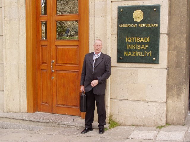 Dr. Reinhard Brandt auf dem Weg zum Besuch im Wirtschaftsministerium