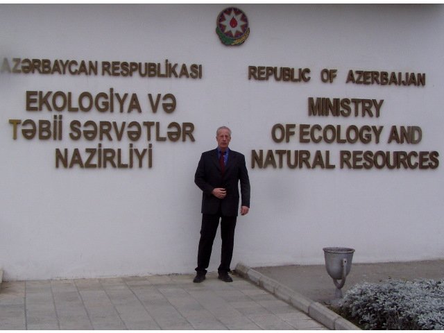 Dr. Ing. Reinhard Brandt vor dem Ministerium in Aserbaidschan
