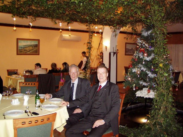 Weihnachtsfeier in einem kleinen Restaurant in Baku – Dr. Nolte und Dr. Brandt