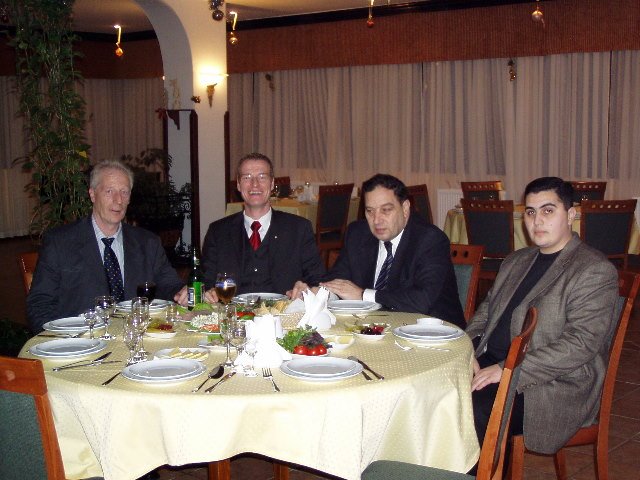 
 von links nach rechts: Dr. Ing. Reinhard Brandt, Dr. Ralf Nolte, Prof. Dr. Fikret Babayev und sein Sohn, der Richter Fuad Babayev bei der Weihnachtsfeier