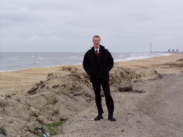 
 Dr. Ralf Nolte am Strand des kaspischen Meeres bei  der Inspektion des Areals für den Windpark In Sumgayit