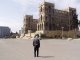 
 Reinhard Brandt auf dem Paradeplatz in Baku. Vor diesem eindrucksvollen Monument werden Paraden und Versammlungen abgehalten