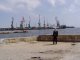 
 Reinhard Brandt an der Hafenmole in Baku am kaspischen Meer. Im Hintergrund die Kräne und Hafenanlagen der Hauptstadt von Aserbaidschan