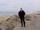 
 Dr. Ralf Nolte am Strand des kaspischen Meeres über Inspektionen des Areals für den Windpark In Sumgayit