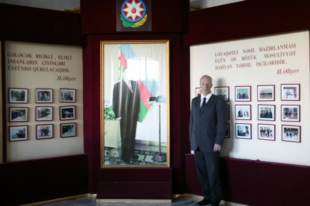 
 Staatsuniversität Sumgayit, Dr. Ing. Reinhard Brandt vor der Ahnentafel und dem Bild des ehemaligen Staatspräsidenten Heydar Aliyev
