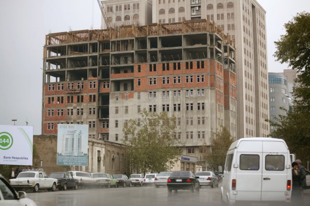 ein Hochhaus im Bau, Stockwerk für Stockwerk wird aufgebaut