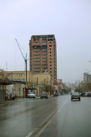 ein Hochhaus im Bau, Stockwerk für Stockwerk wird aufgebaut