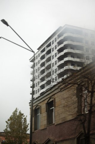 Der typische Baustil eines Hochhauses in Baku