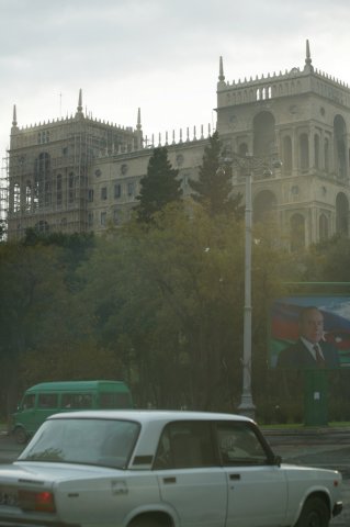 der Paradeplatz in Baku – der Palast in der Renovierung