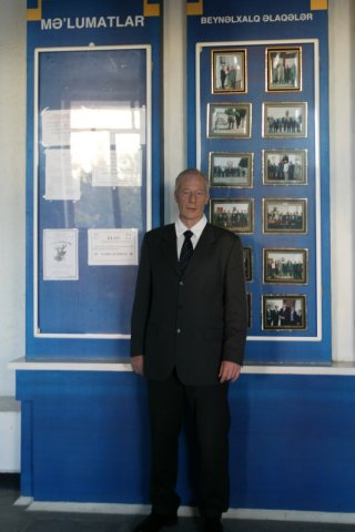 Staatsuniversität Sumgayit, Dr. Ing. Reinhard Brandt vor der Ahnentafel